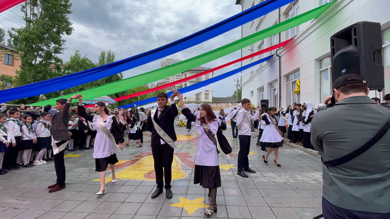 Последний звонок — прощание с детством.